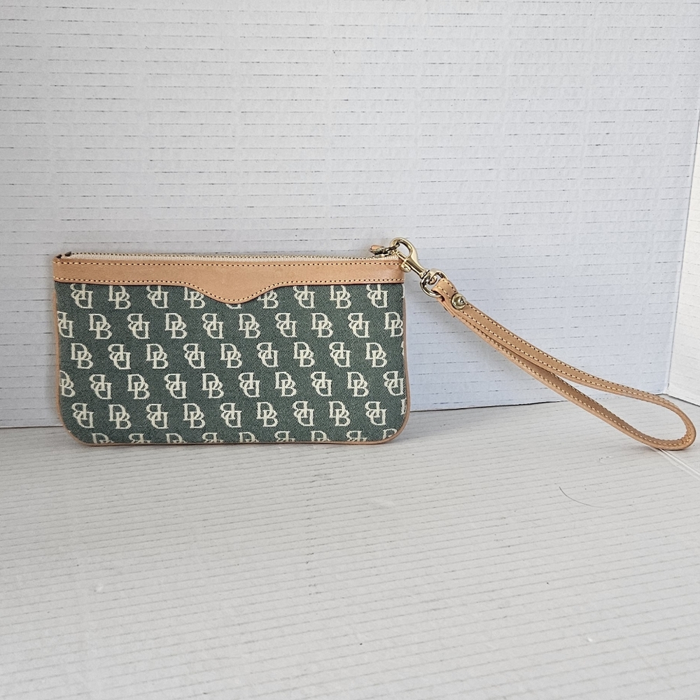 Dooney and Bourke‎ sage green wristlet